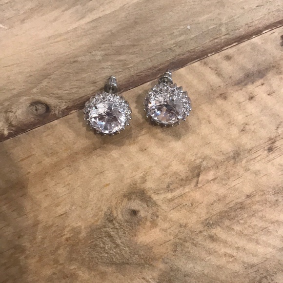 Large stud earrings - Picture 2 of 2